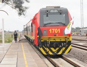 Comboio do CFB na estação do Luau